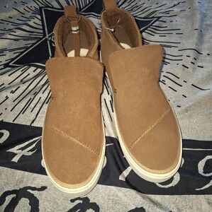 NWT TOMS W 7.5 BROWN SLIP ON PAXTON CHUKKAS